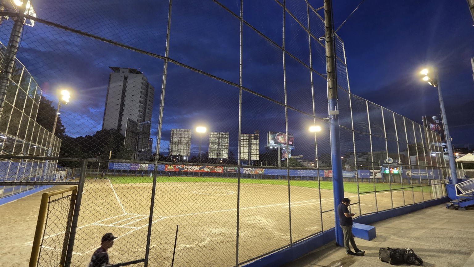 Diamante de softbol de Vista Hermosa iluminado al anochecer