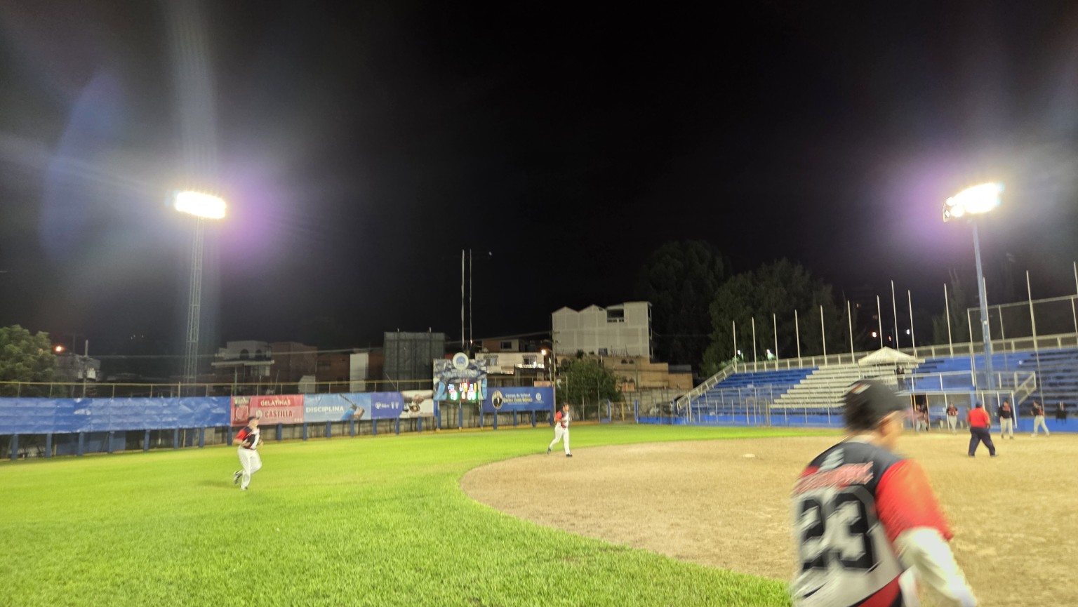 Partido nocturno en los campos de softbol de Vista Hermosa